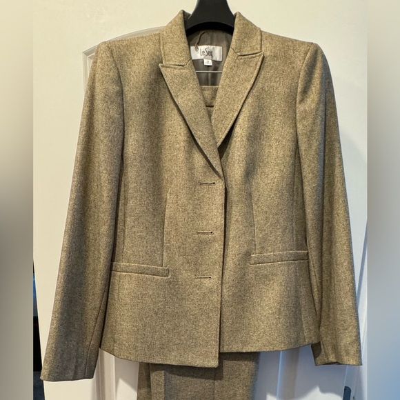 Le Suit - Women’s lined two-piece suit EXCELLENT condition - Picture 3 of 5